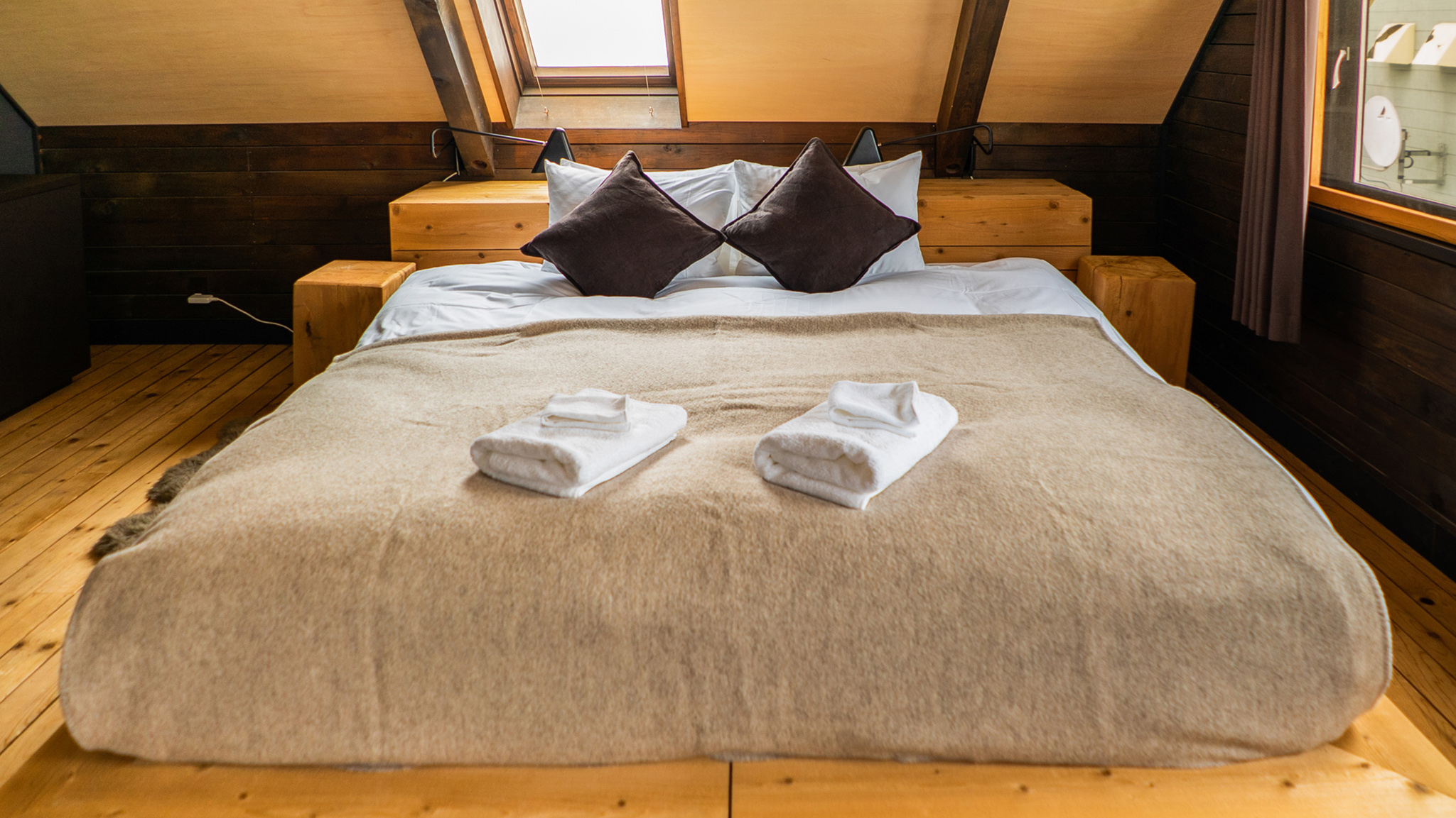 Momiji Lodge - Master Bedroom 2 With Split-Queen Bed Momiji Lodge - Master Bedroom 2 With Split-Queen Bed